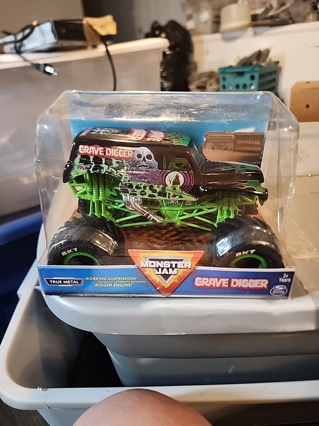 Monster Jam Grave Digger Monster Truck 1:24 Scale Diecast Vehicle By Spin Master
