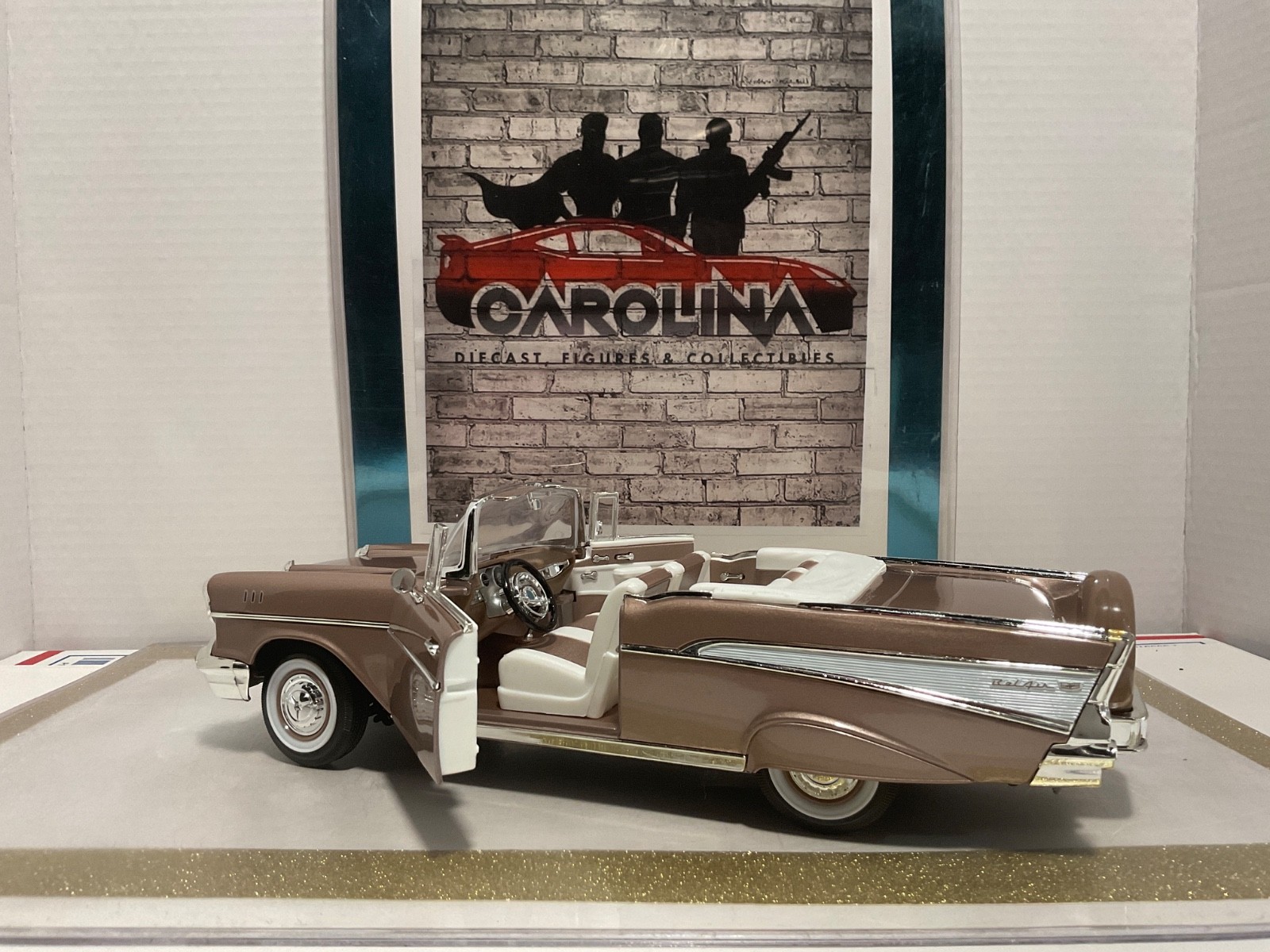 1/18: ROAD SIGNATURE 1957 CHEVROLET BEL AIR BRONZE ON WHITE