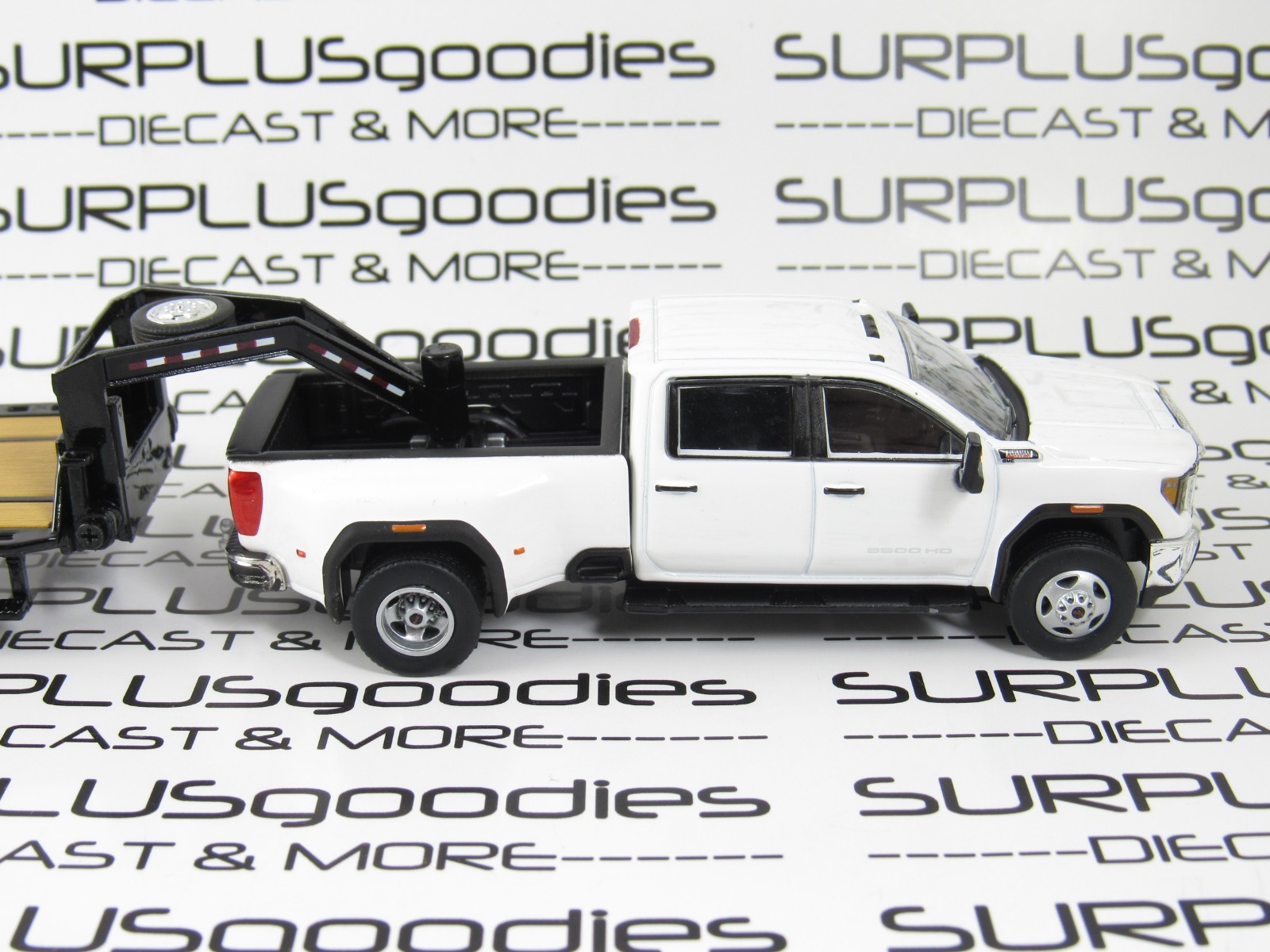 Greenlight 1:64 White 2022 GMC SIERRA 3500 Pro Dually Pickup w/Gooseneck Trailer