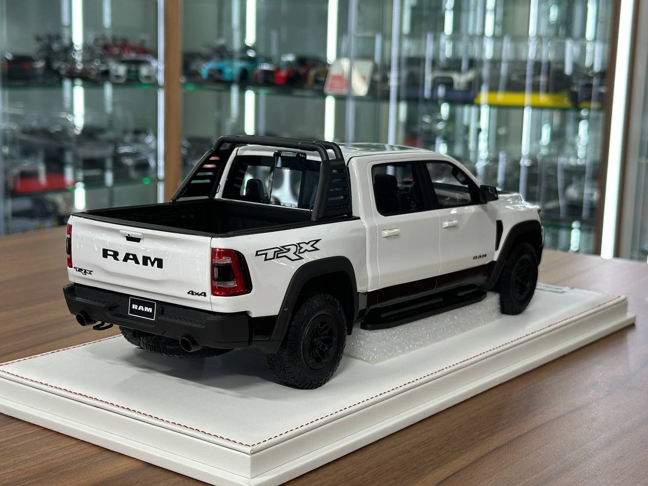 Dodge Ram TRX 1500 by Diamand – White – Ltd. Collector Car [1:18 Resin – 40 pcs]