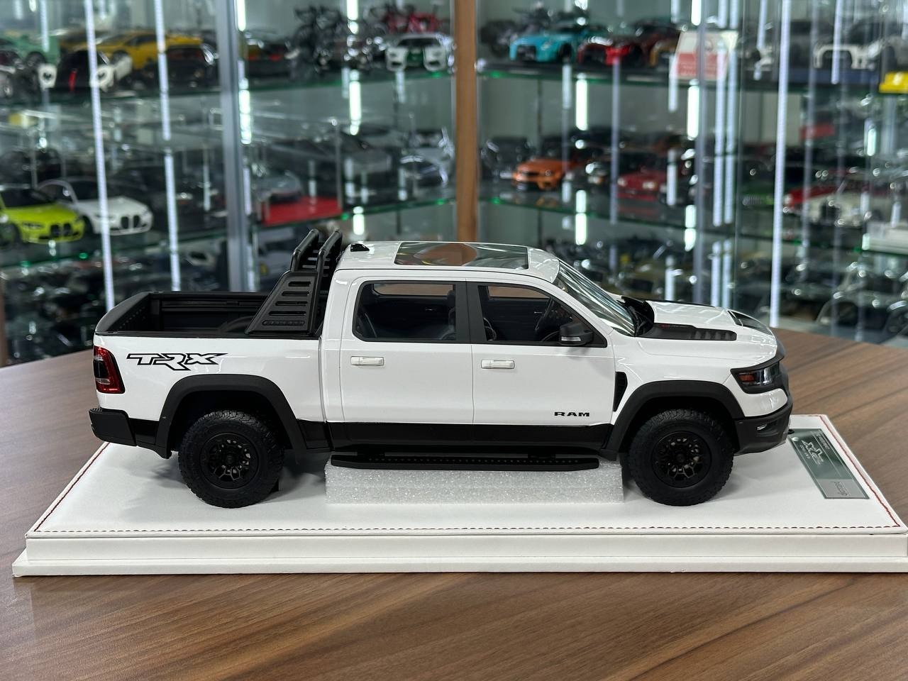 Dodge Ram TRX 1500 by Diamand – White – Ltd. Collector Car [1:18 Resin – 40 pcs]