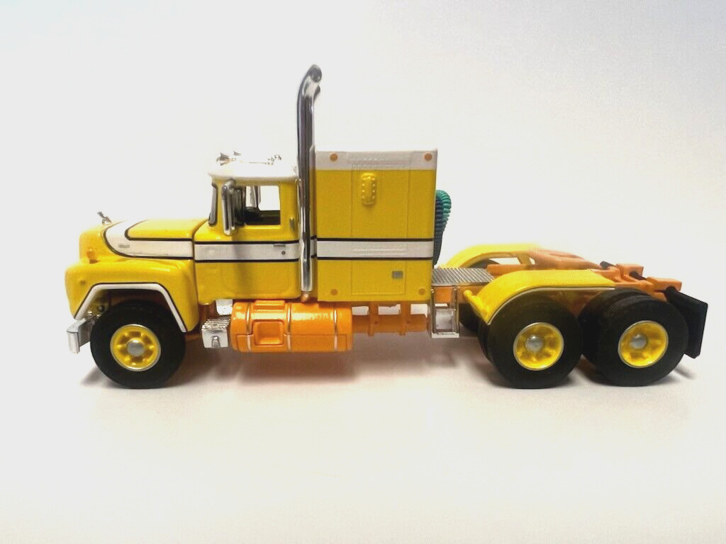 DCP FIRST GEAR 1/64 SCALE R MODEL MACK FLAT TOP SLEEPER, YELLOW, ORANGE & WHITE