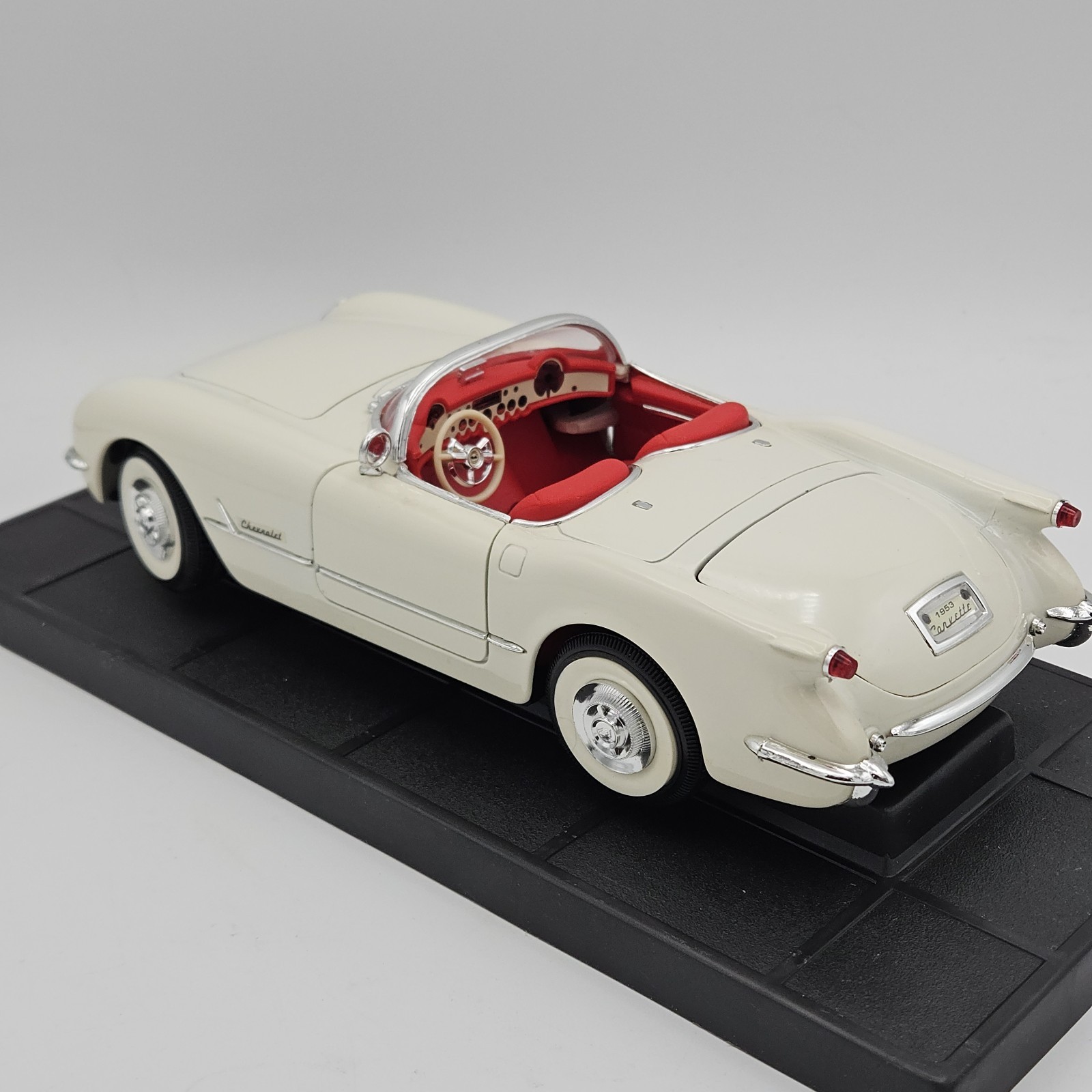 Mira Golden Line 1:18 1953 Chevrolet Corvette Cream Diecast with Box #6153