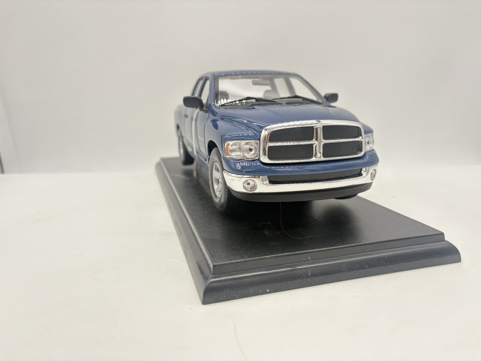 Welly 2002 Dodge Ram 1500 Quad Short Box Diecast Pickup Truck 1:19 W Box – Blue