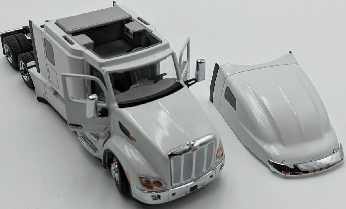 DieCast Masters 71072 1:50 Peterbilt 579 UltraLoft Tractor