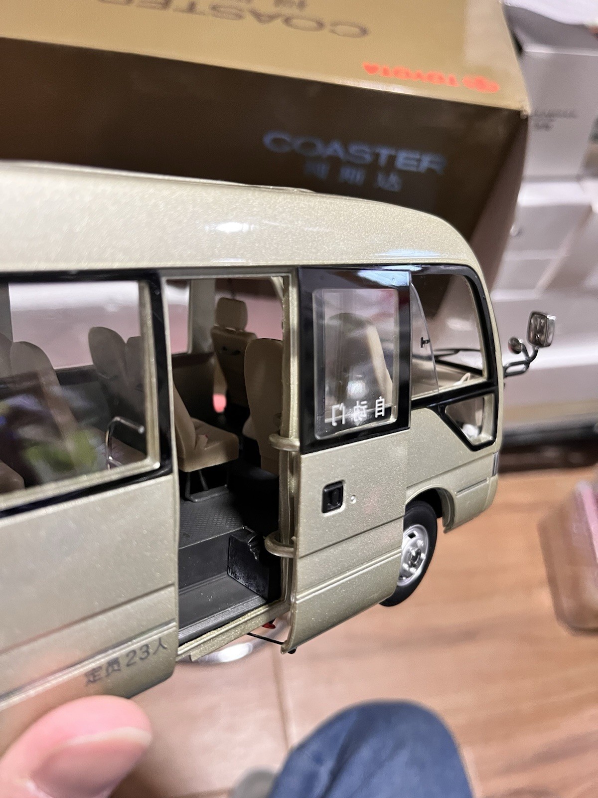 1:24 Scale Toyota Coaster Liesse Passenger Minibus Diecast Model Car