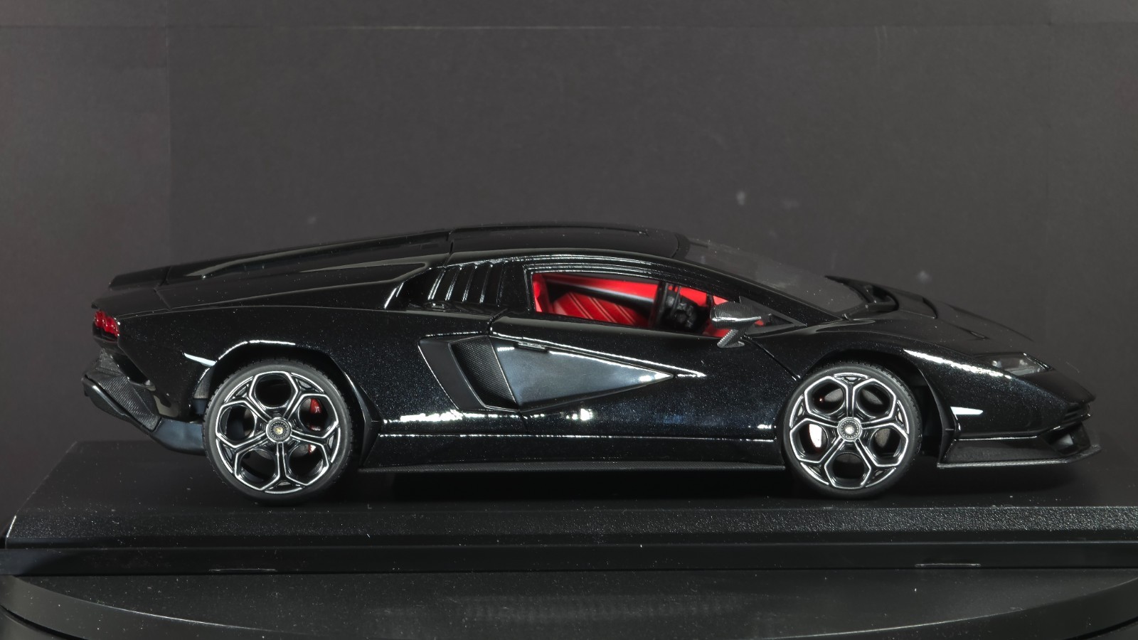 Lamborghini Countach LPI 800-4 1:18 Maisto Exclusive Style Special Edition Black