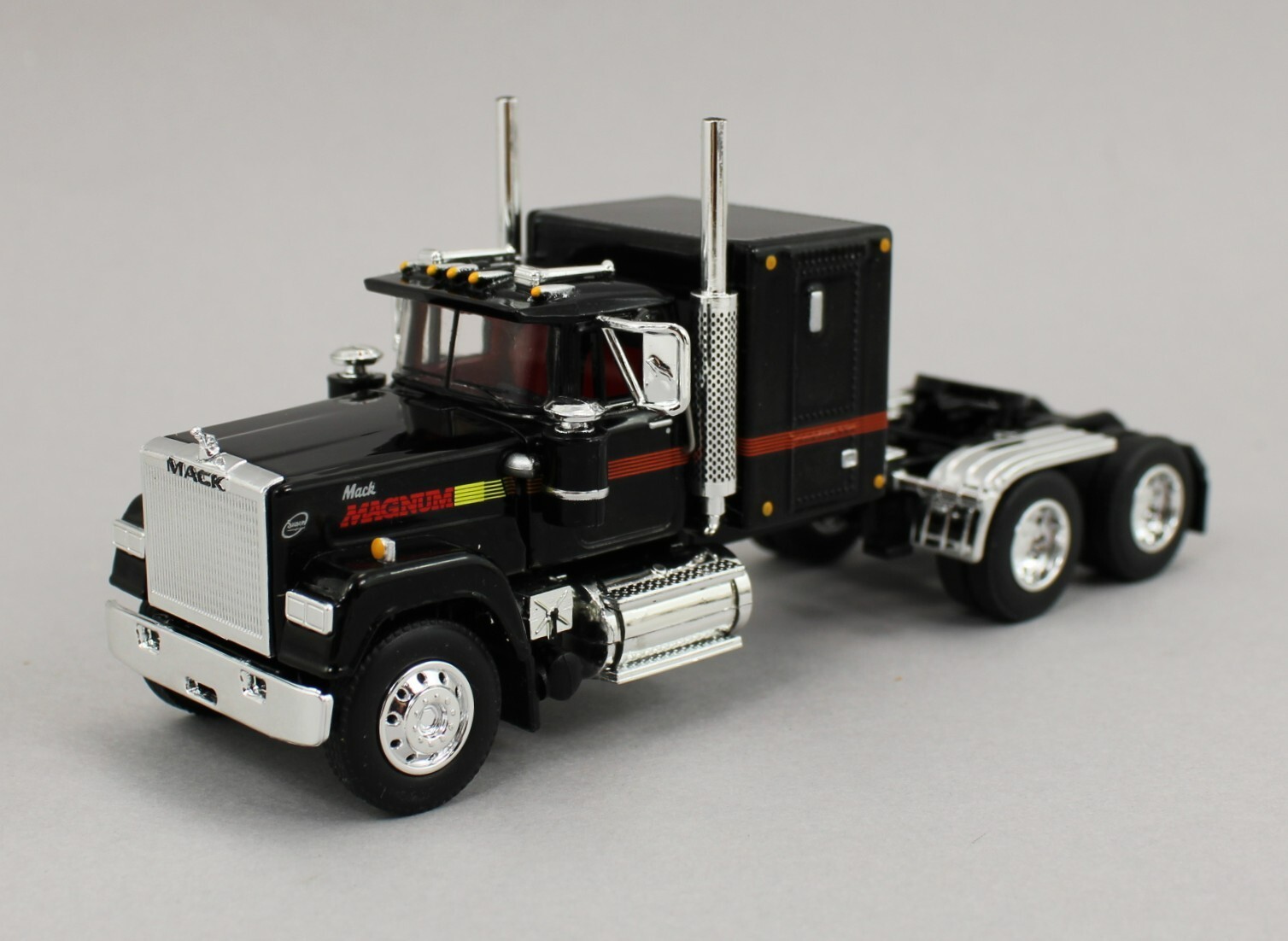 DCP 1:64 *BLACK* Mack Super-Liner MAGNUM Semi Truck w/60″ Flattop Sleeper NEW!