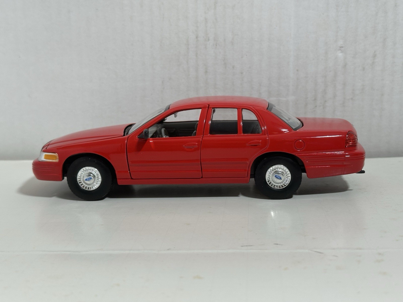 WELLY 1999 FORD CROWN VICTORIA RED 1:24 DIECAST MODEL NEW NO BOX