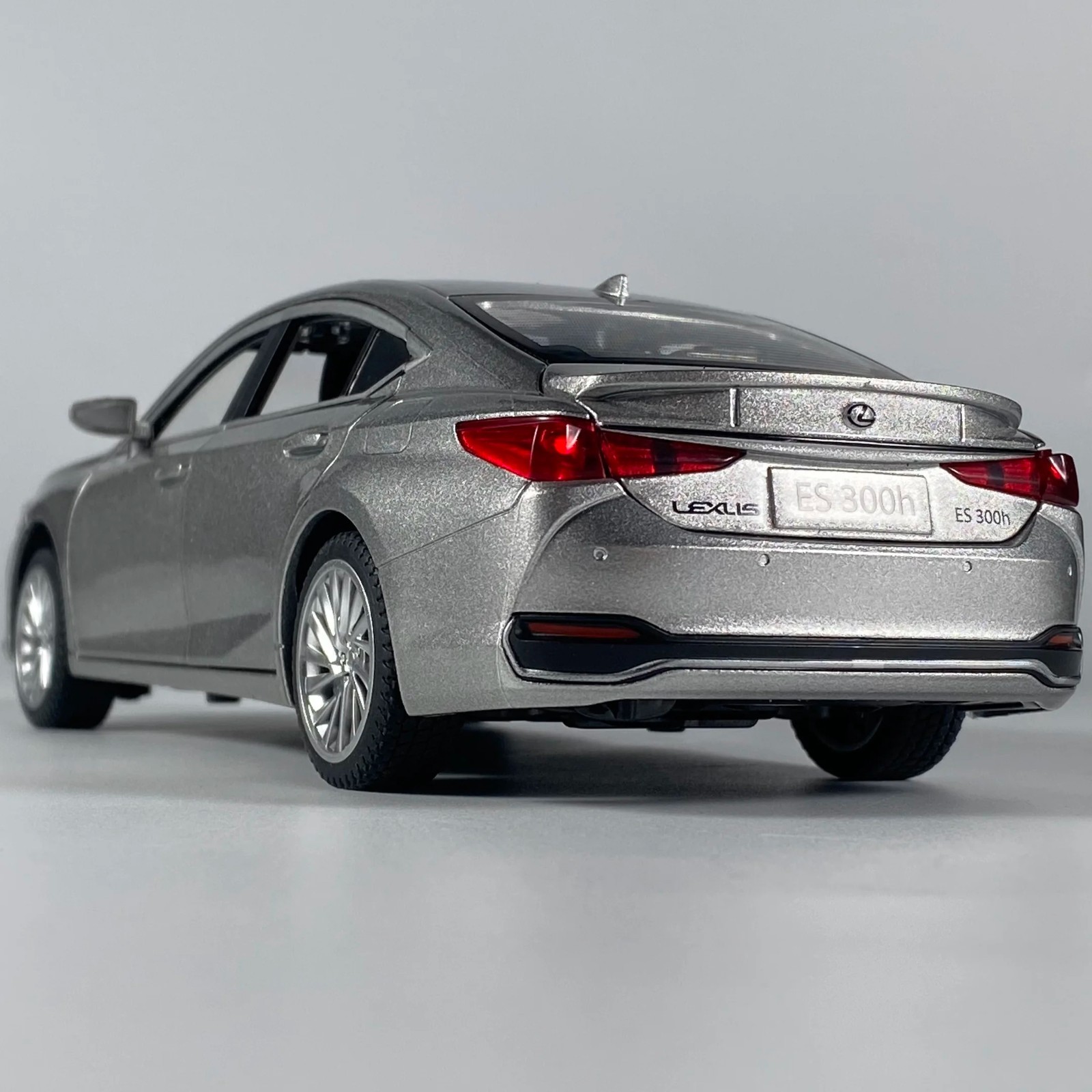 1:24 Lexus ES300 ES300h Alloy Diecast Car Model Sound Light Kid’s Collectibles