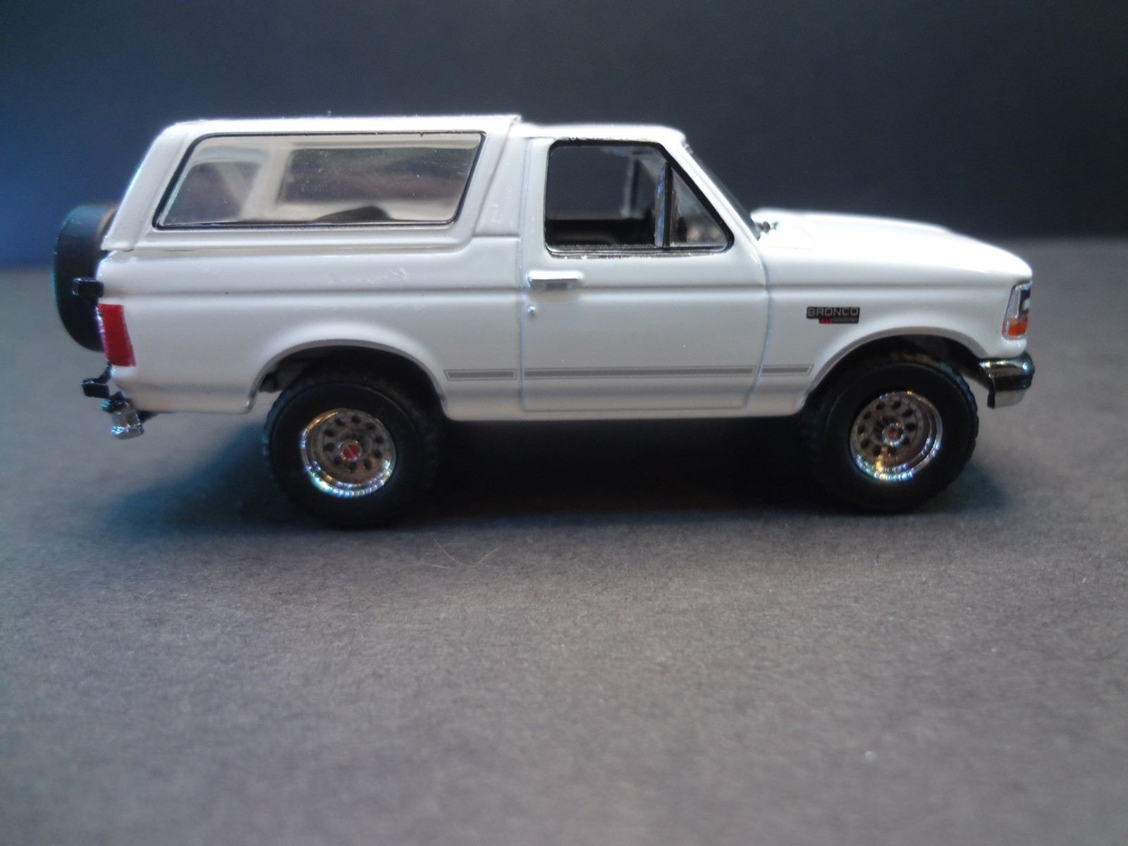 Greenlight 1993 Ford Bronco XLT white w/ removable top – Loose 1:64