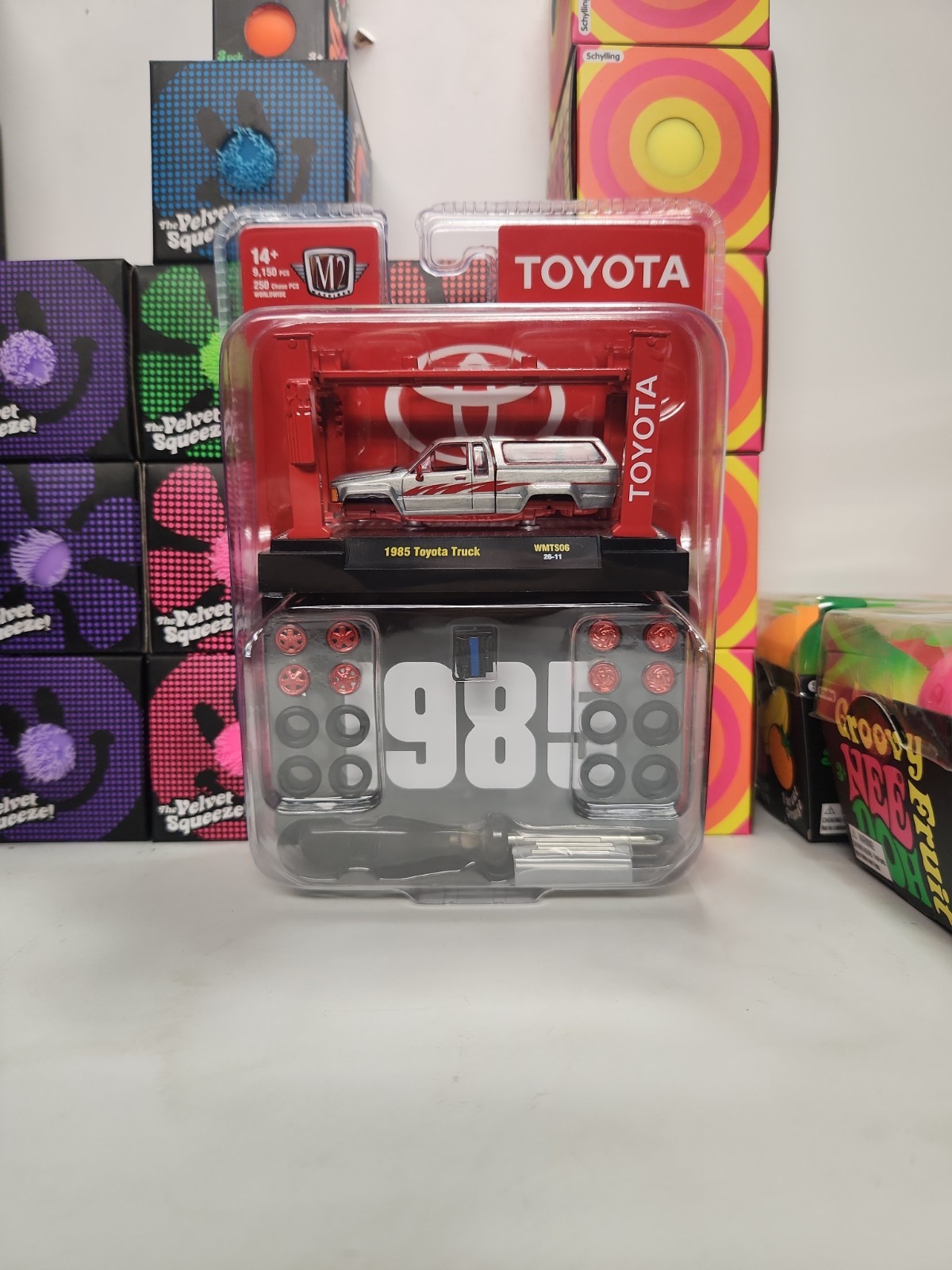 M2 Machines 1:64 Scale Model Kit 1985 Toyota Truck – RAW Super Chase /250