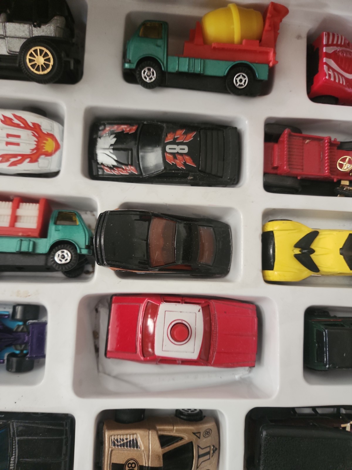 Lot VINTAGE HOTWHEELS Diecast Toy Vehicle Car 24 Cars In Tray