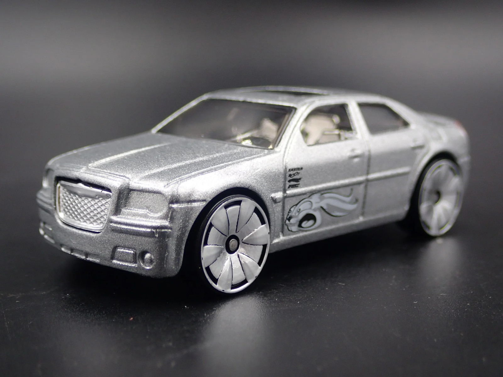 2005 – 2010 CHRYSLER 300C HEMI 1:64 SCALE COLLECTIBLE DIORAMA DIECAST MODEL CAR