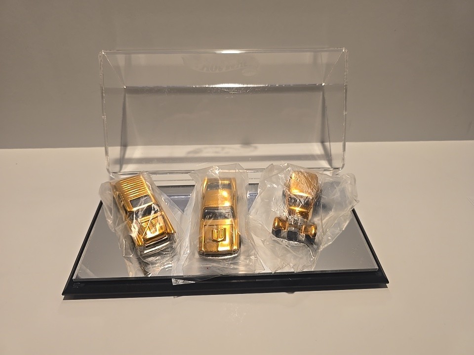 Hot Wheels FAO Schwarz 24K Gold Classics II Set Mustang / Nomad / Vicky LIMITED