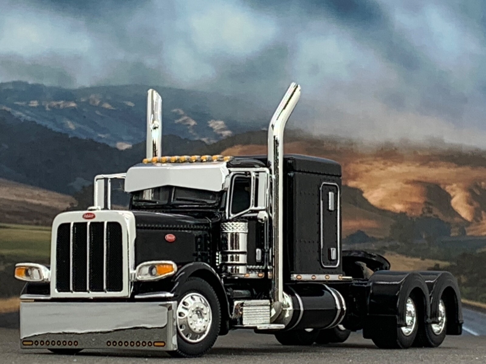 1/64 DCP BLACK PETERBILT 389 W/ 63″ FLAT TOP SLEEPER