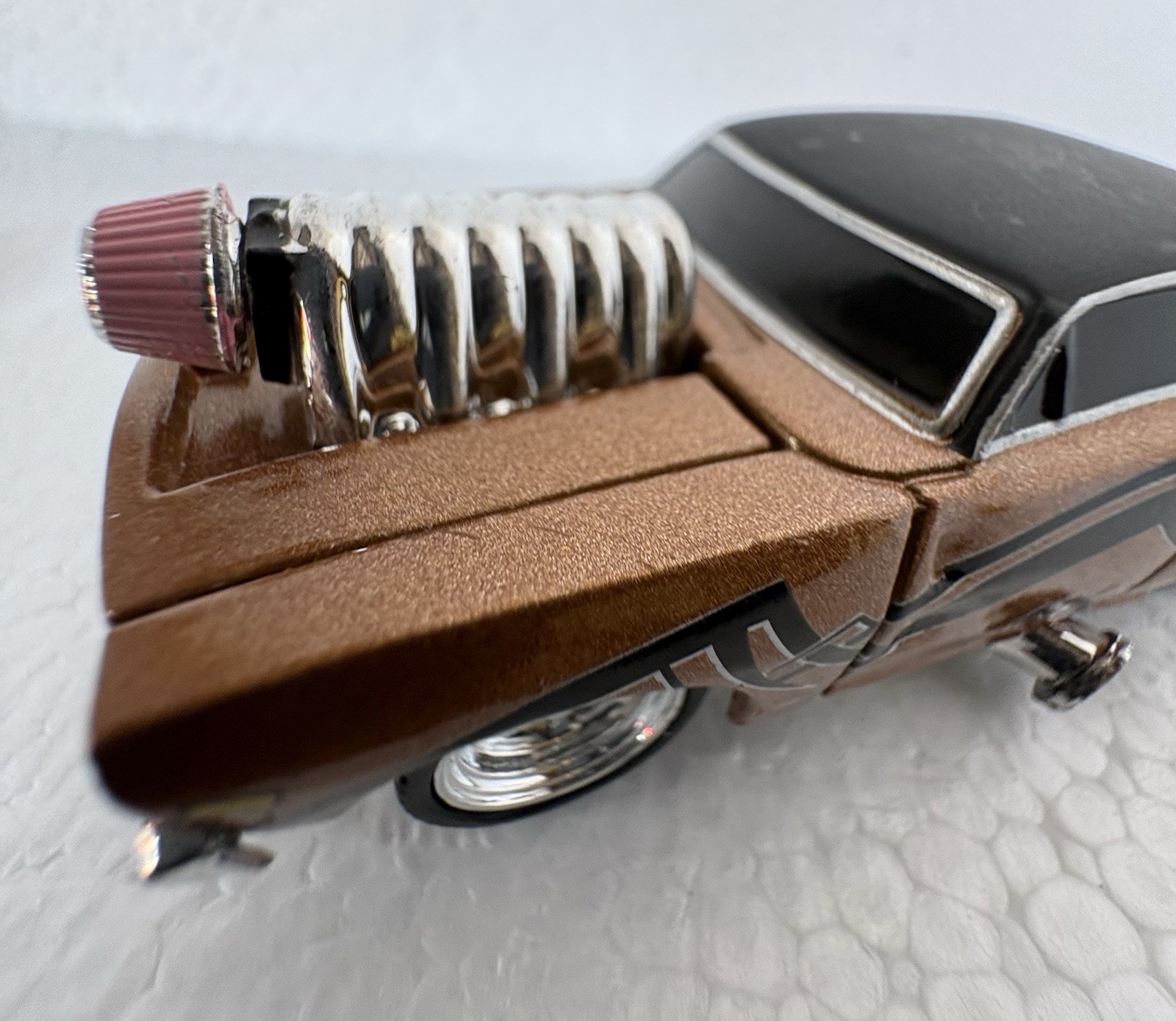 Muscle Machines Dodge Challenger R/T Bronze Chrome Blower Pink Intake 1/64