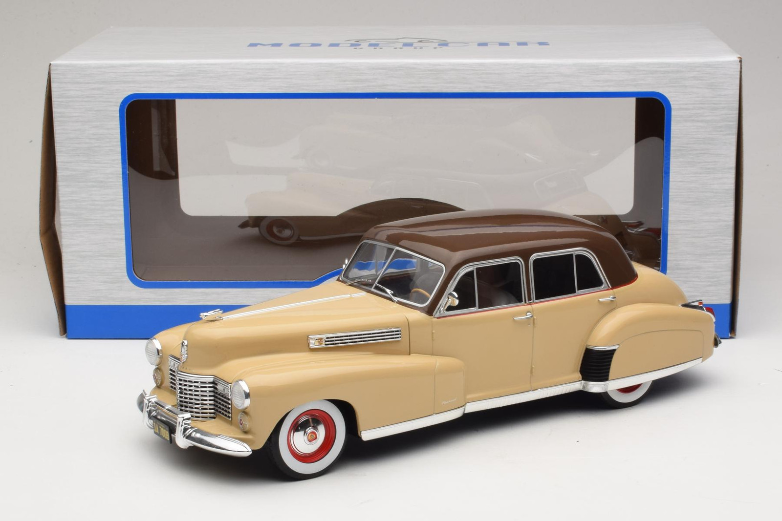 Cadillac Fleetwood Series 60 Special 1:18 Beige MCG | MCG18656