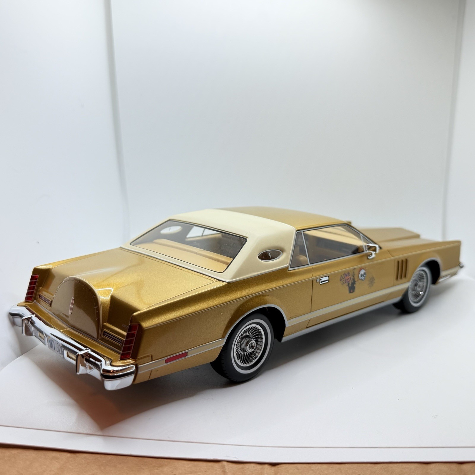 1977 LINCOLN CONTINENTAL MARK V GOLD SEALED MODEL 1:18 by MCG MODEL CAR GROUP