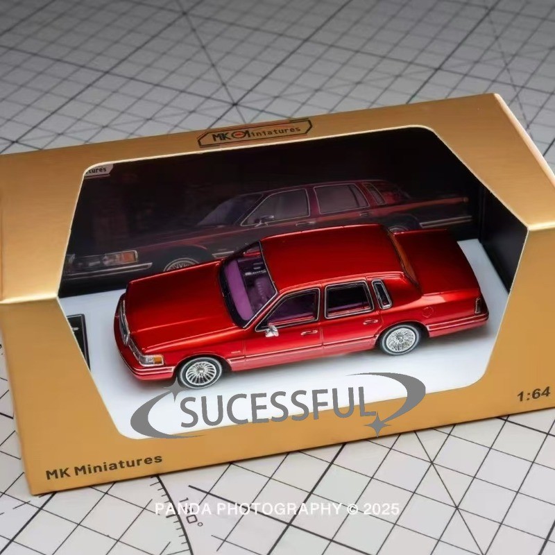 Functional Suspension 1:64 MK 1992 Lincoln Town Car Alloy Diecast Replica
