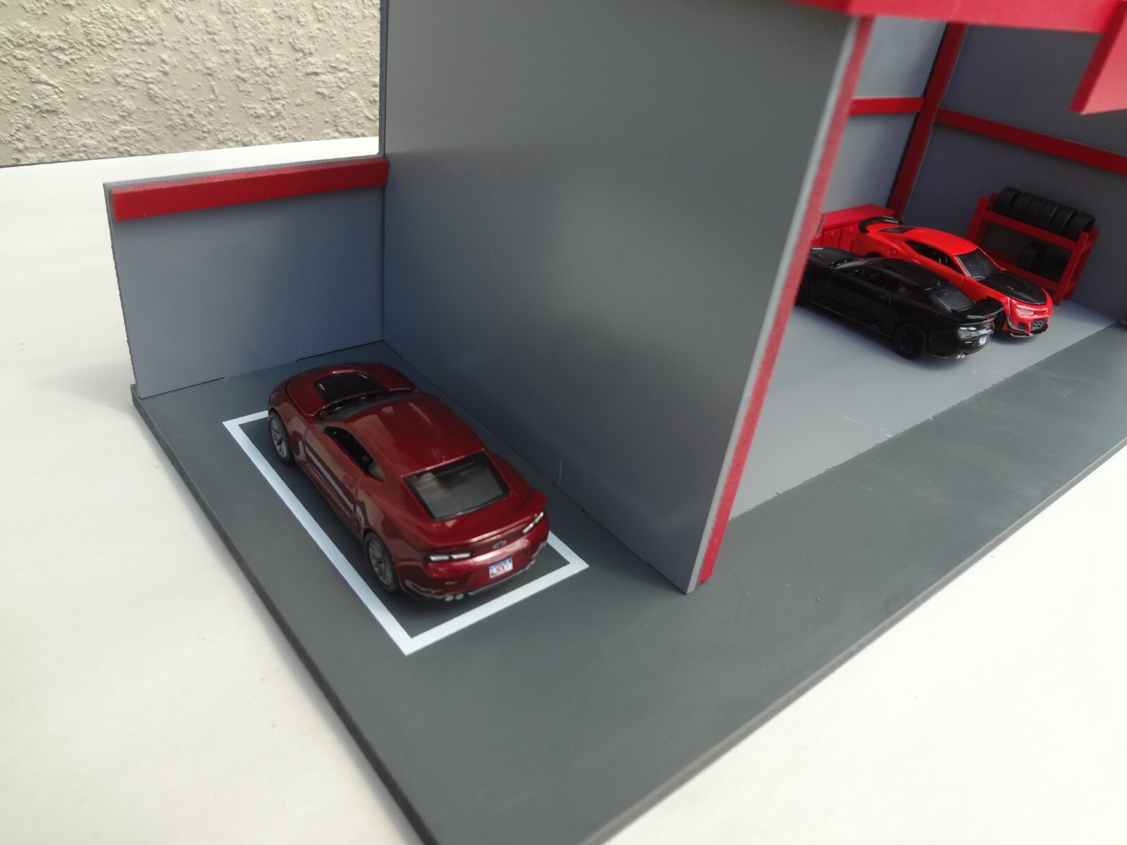1:64 scale Mechanic Garage Diorama Gray & Red cars are not included