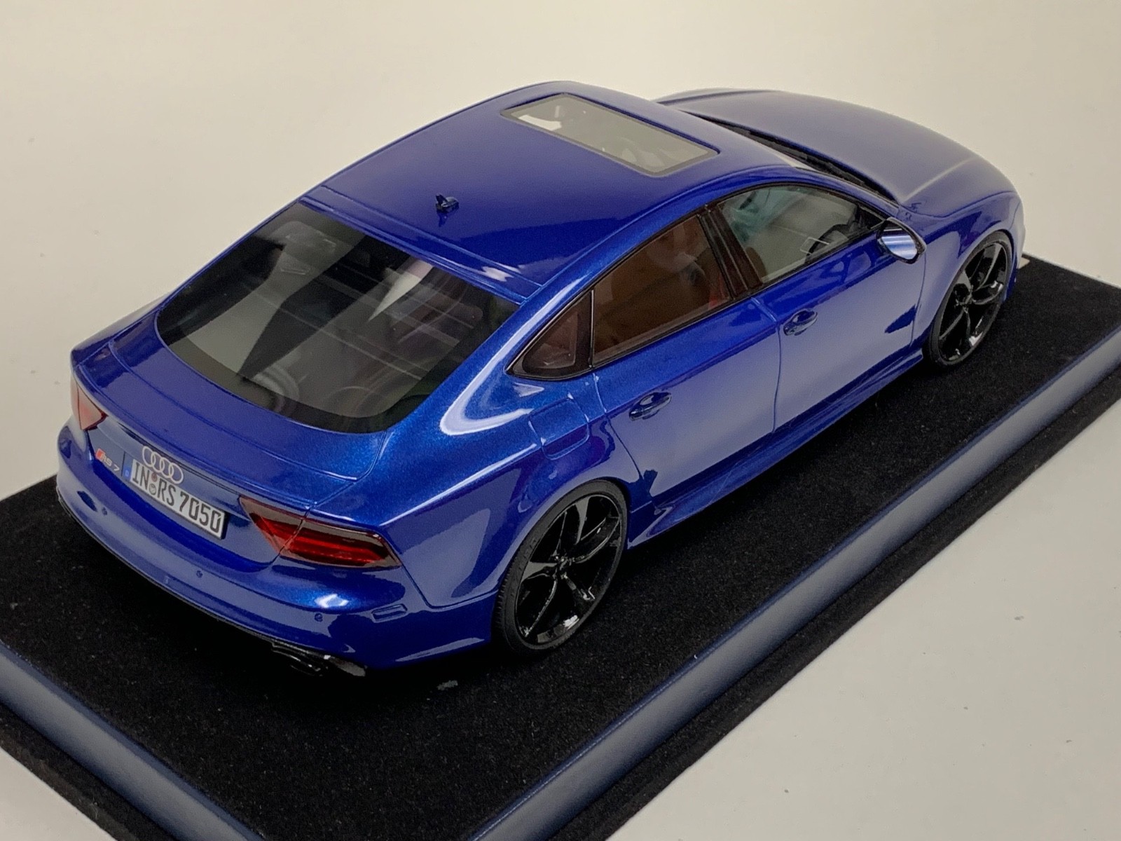 1/18 MotorHelix Audi RS7 from 2020 in Dark Blue limited to 50 Pieces