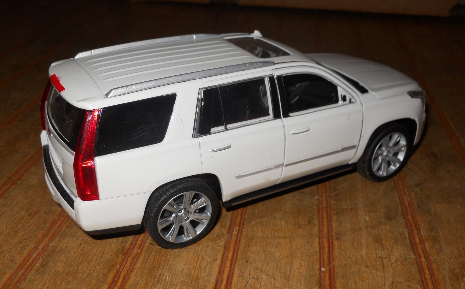 CADILLAC ESCALADE WELLY 24084/4D 1/24 DIECAST CAR HOOD DOORS OPEN