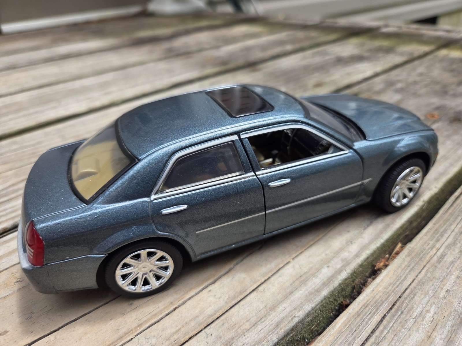 2005 Chrysler 300C Hemi Motor Max Car 1:24 Diecast! Nice Soft Paint! Few Marks