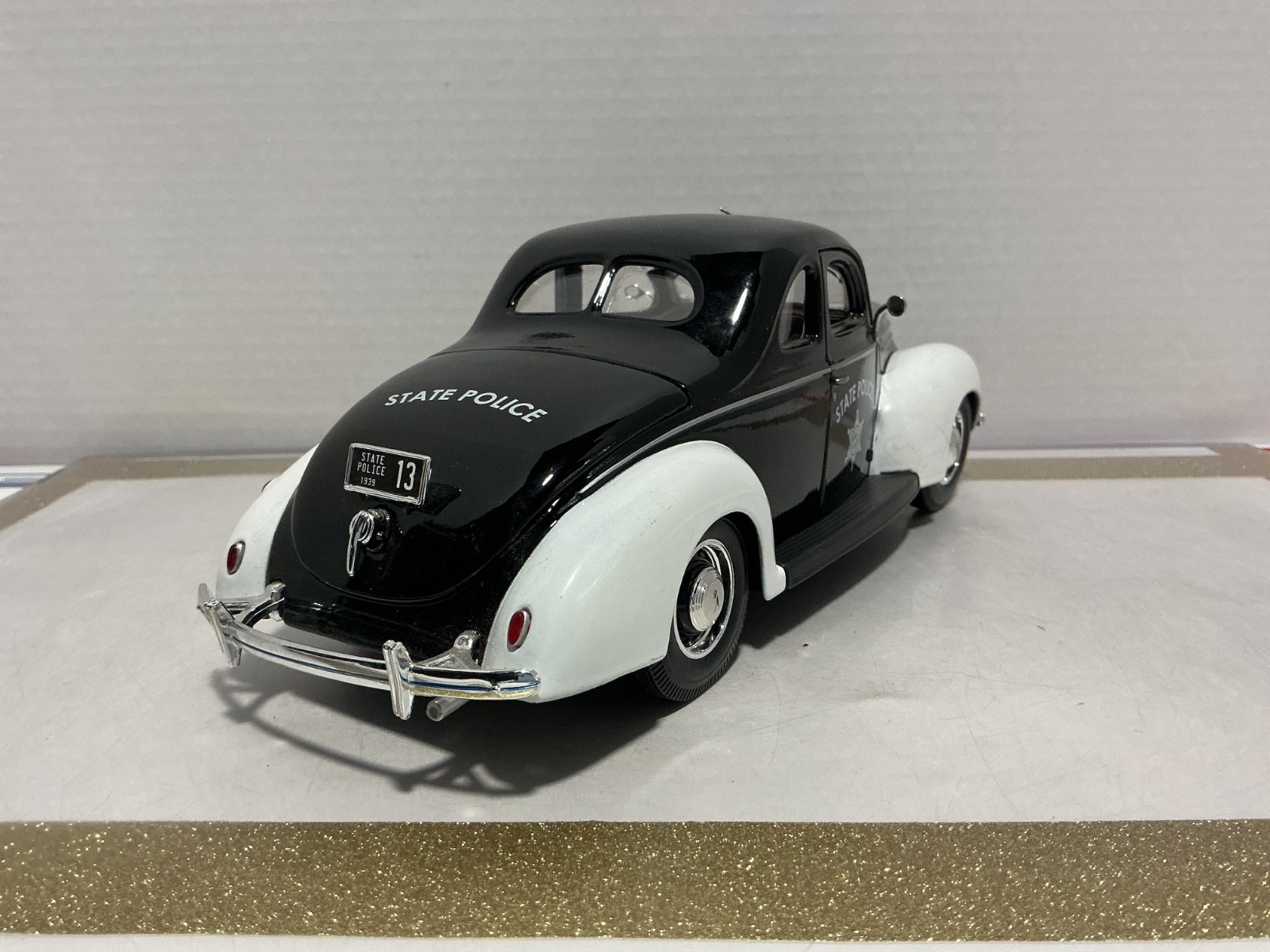 1/18 MAISTO 1939 FORD DELUXE TATE POLICE WHITE/BLACK ON TAN