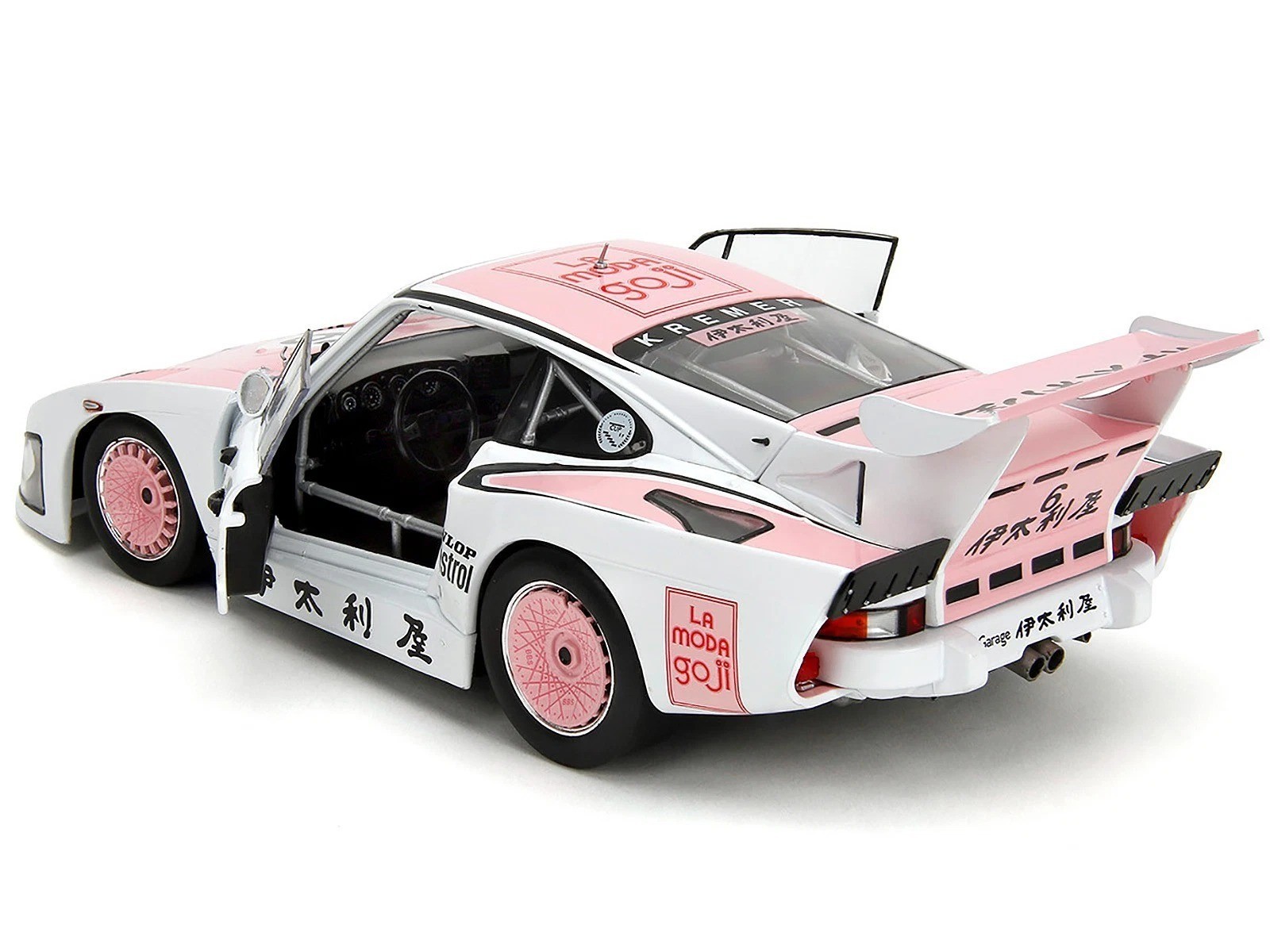 Jada 1:18 1981 Porsche 935 K3 – 1000KM Suzuka 1981 White/Pink Model Car 36386-7B