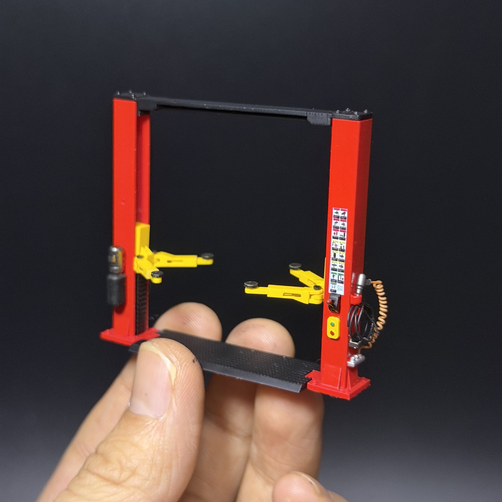 Diorama 1:64 Lift Dragon Model Adjustable Height Angle Garages Repair Scene Prop