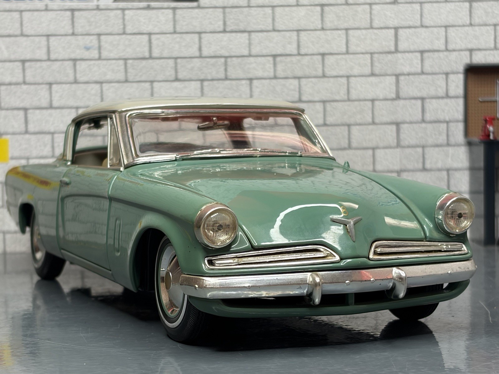 1:18 *RARE* MAISTO 1953 STUDEBAKER STARLINER (Green) LHD MODEL CAR!