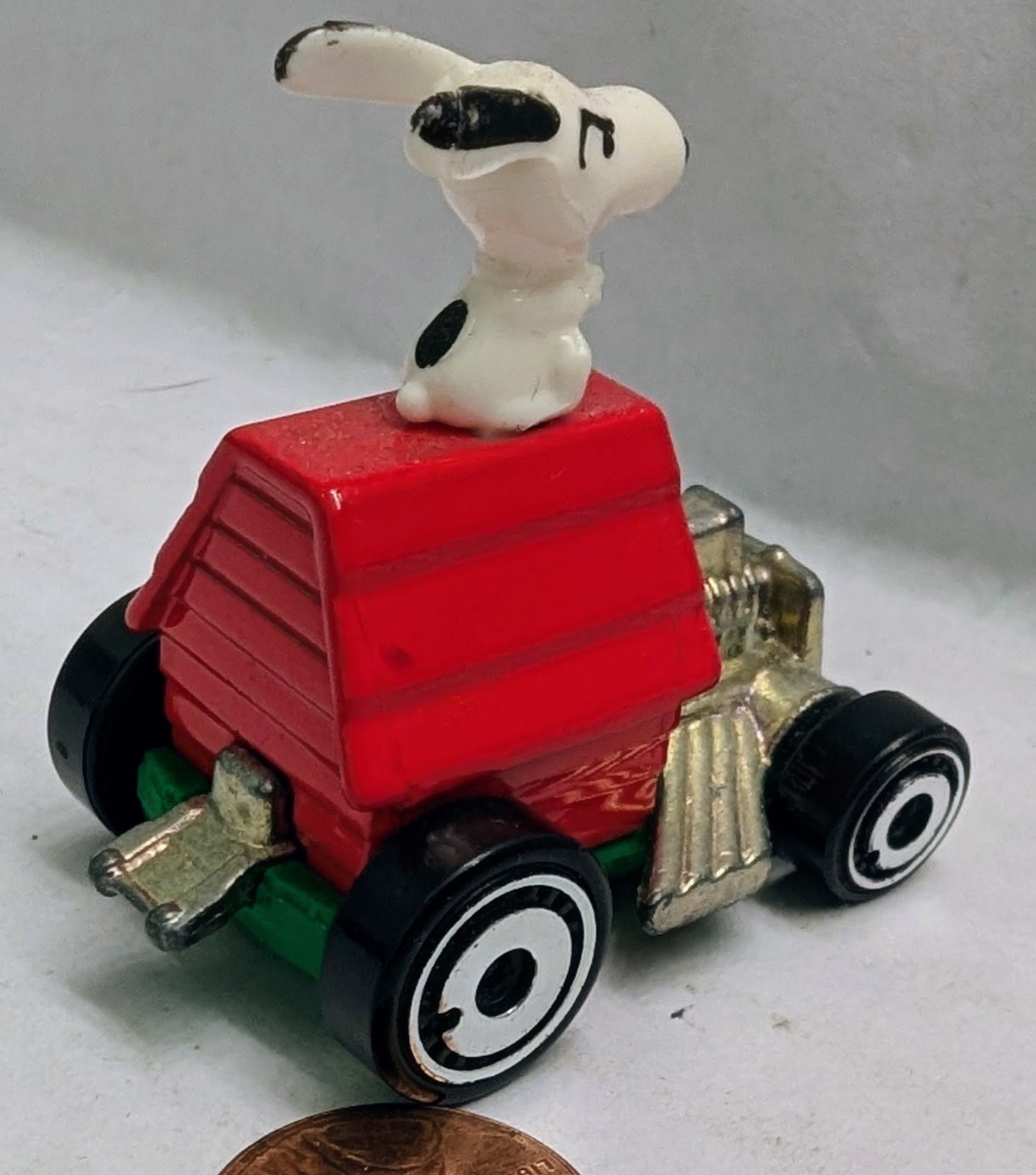 Mattel Hot Wheels.SNOOPY.132/250.Diecast 1:64 scale.peanuts.beagle dog house car