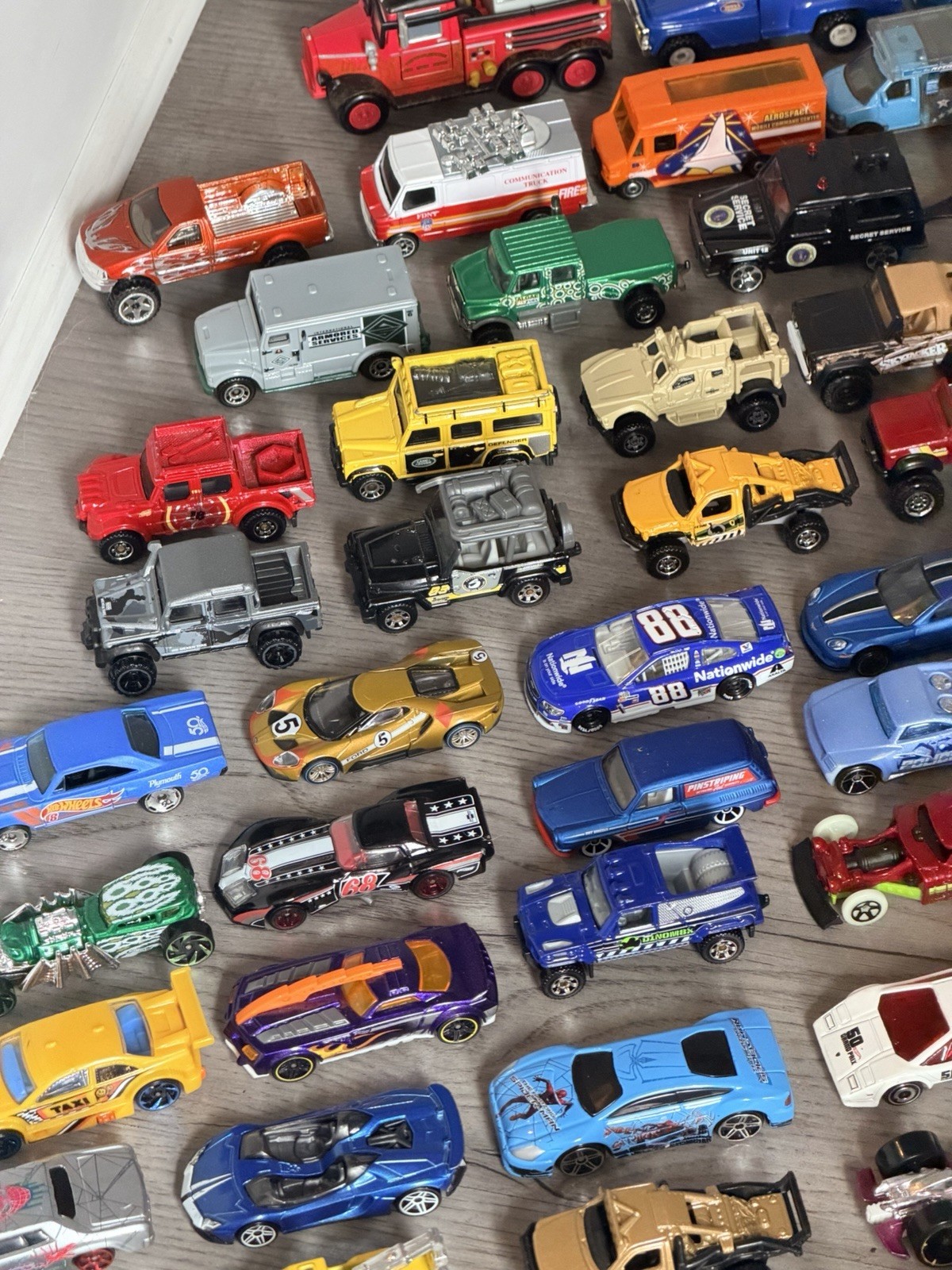 Large (126 pieces) collection of loose die-cast , plastic toy cars. Various size