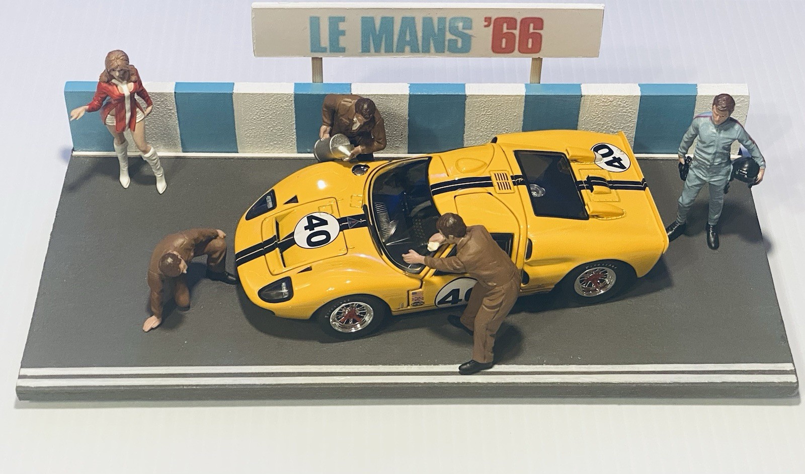 Wix 1966 Ford GT40 + Box & COA +5 Am. Diorama Race Day Figures + Custom Display