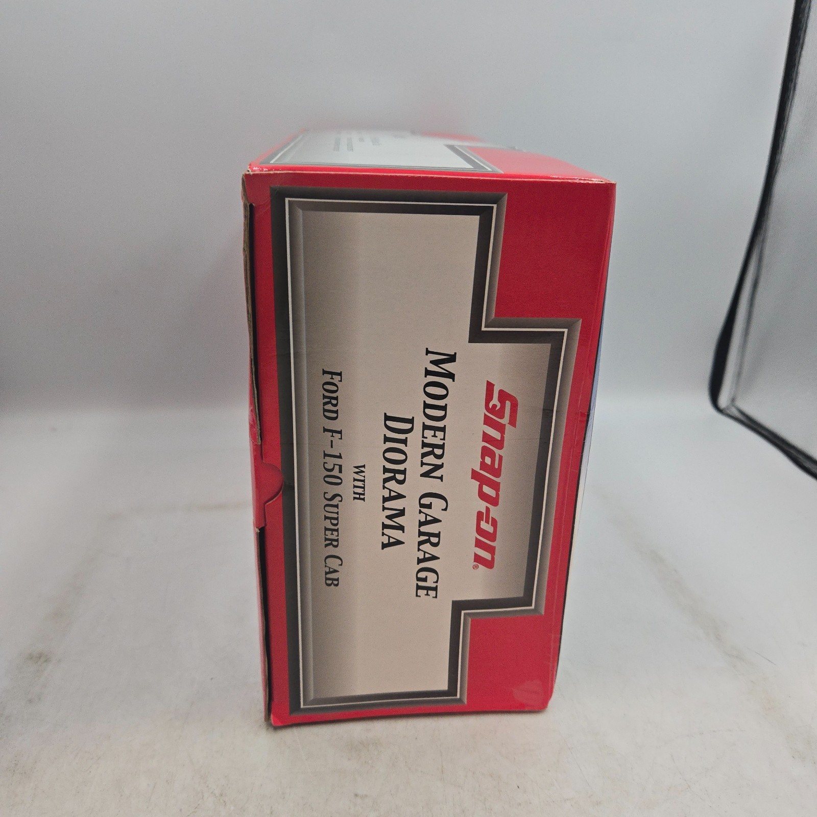 Snap-on Modern Garage Diorama Ford F-150 Super Cab