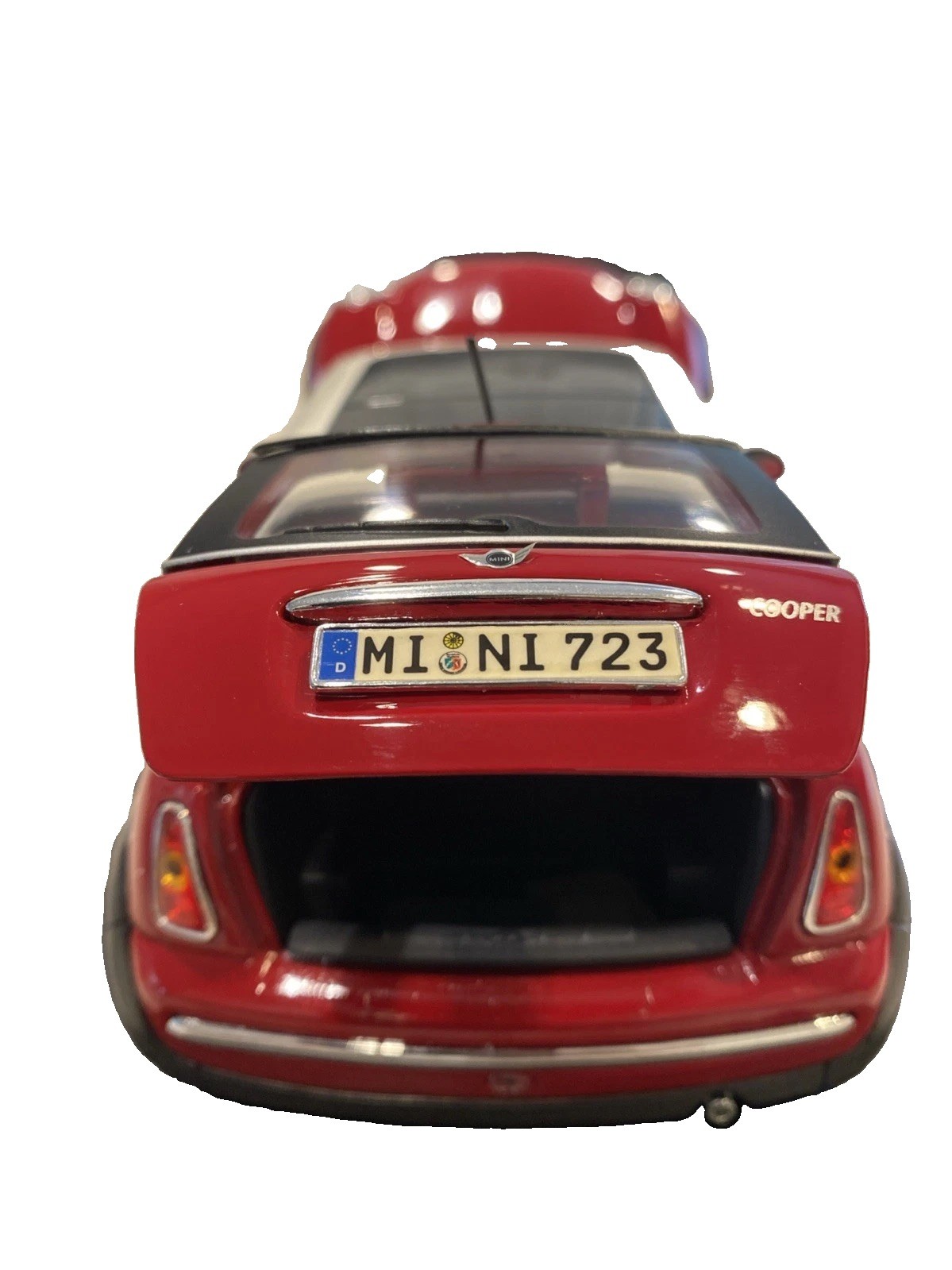 2005 Mini Cooper Red 1:18 Scale Maisto Model With Stand