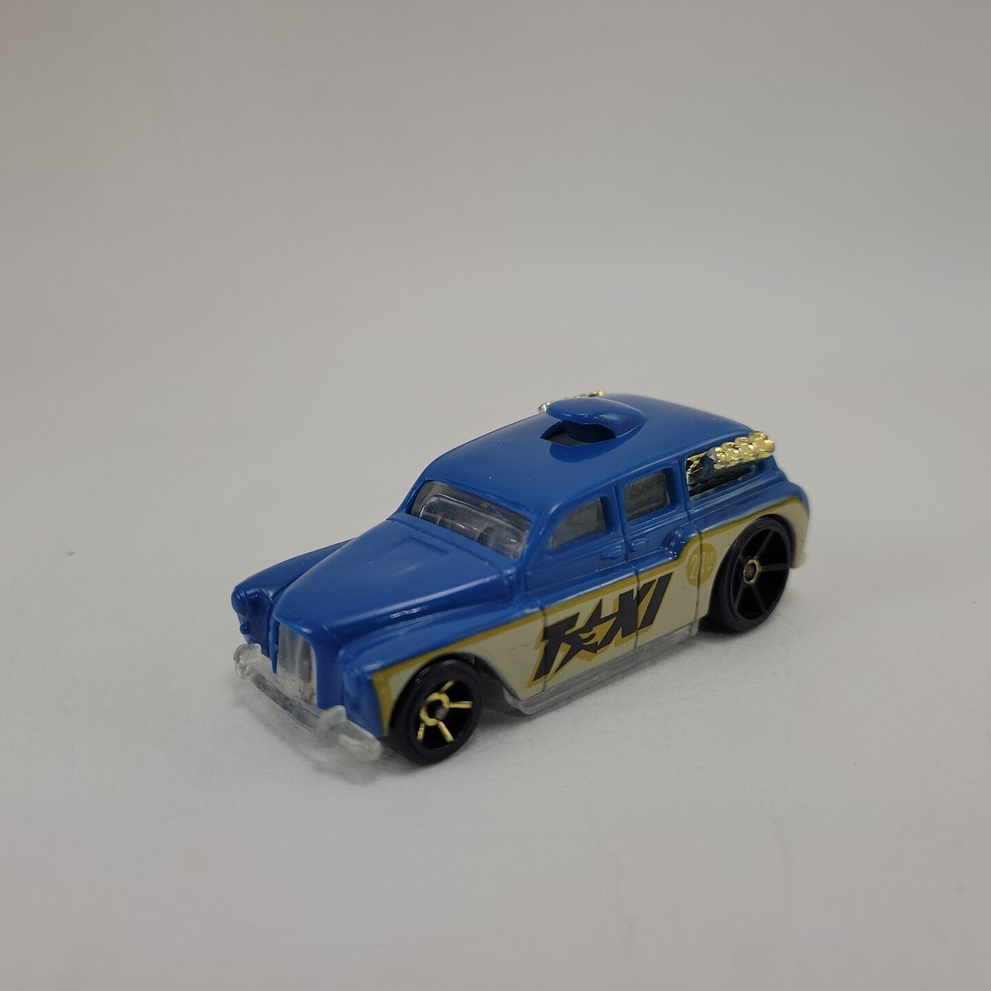 Hot Wheels 2005 Cockney Cab II. Blue, Yellow and White