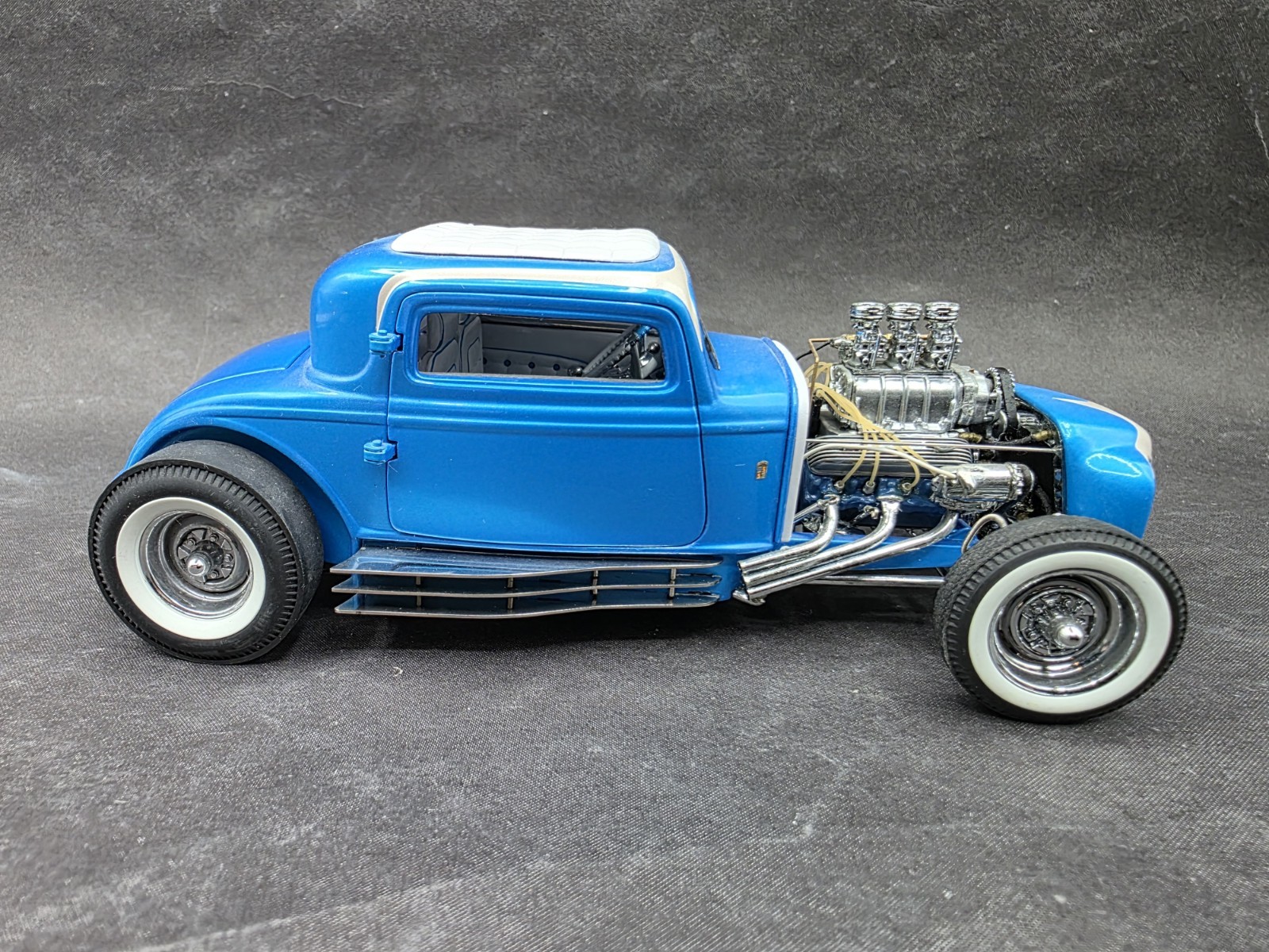Danbury Mint 1932 Ford Little Deuce Coupe V8 1:24 Scale Diecast Beach Boys Car