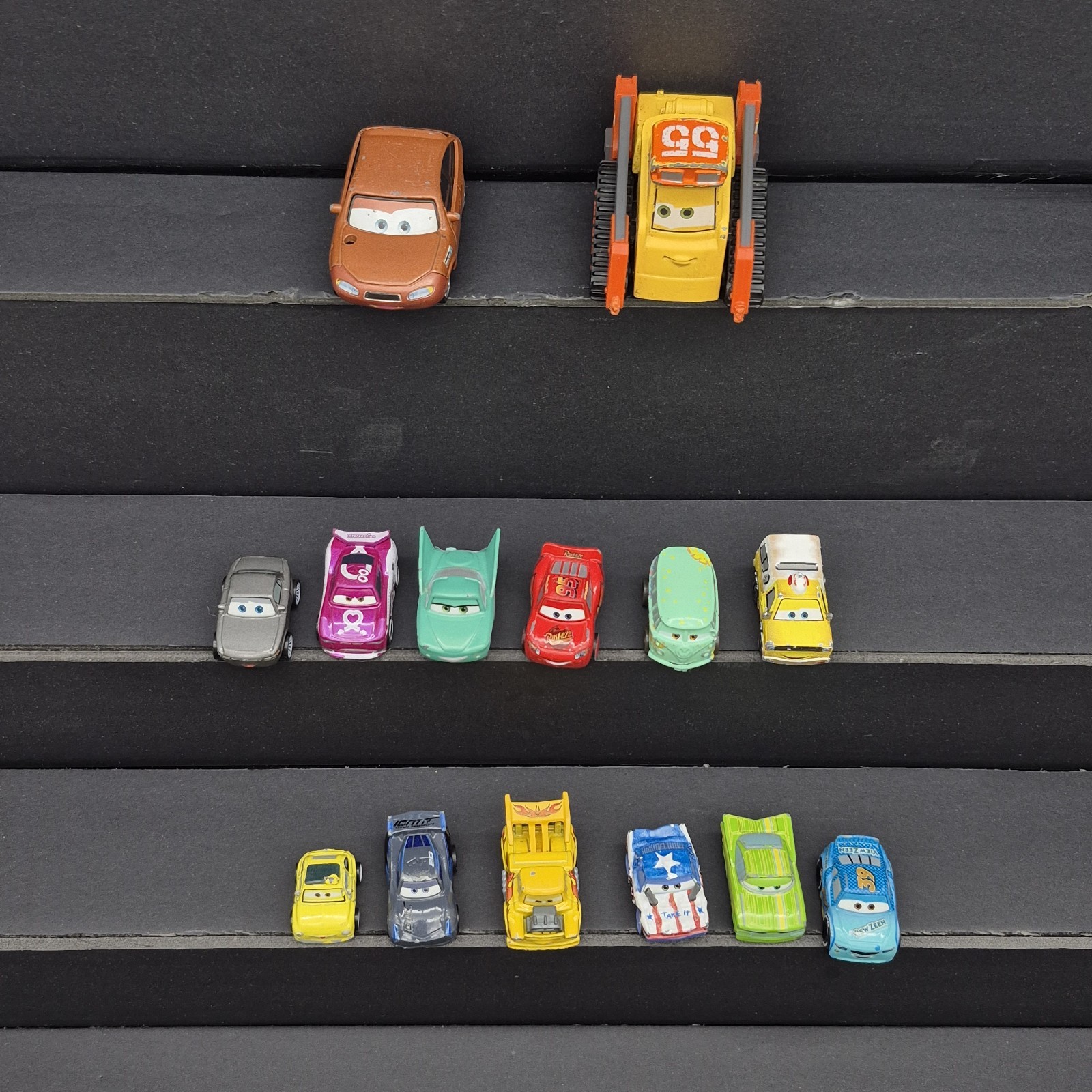 Disney Pixar Cars Mini Racers Mixed Lot of 16 Die-Cast Vehicles/Lightning McQue