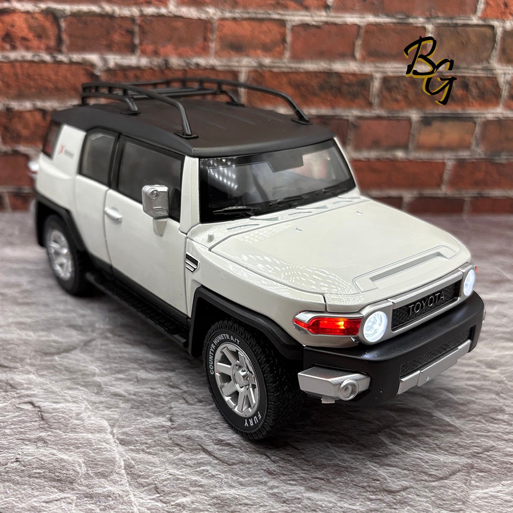 2007/2014 TOYOTA FJ Cruiser 1:24 Diecast – Officially Licensed – White With Box
