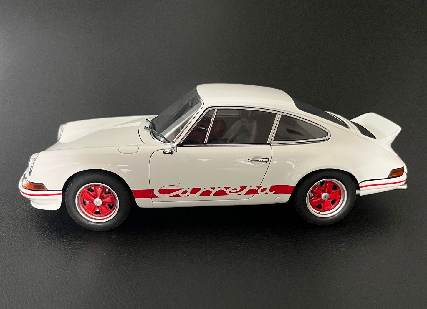 AUTOART PORSCHE 911 CARRERA 2.7 RS WHITE/RED W/ 1/18 F. PORSCHE FIGURINE
