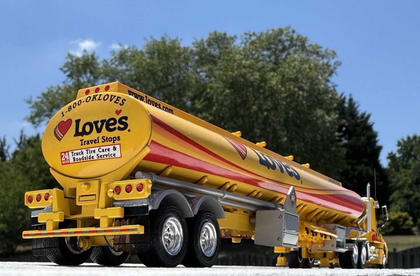 Tonkin 1/53 Loves Freightliner Cascadia Day Cab Fuel Tanker Semi Limited Edition