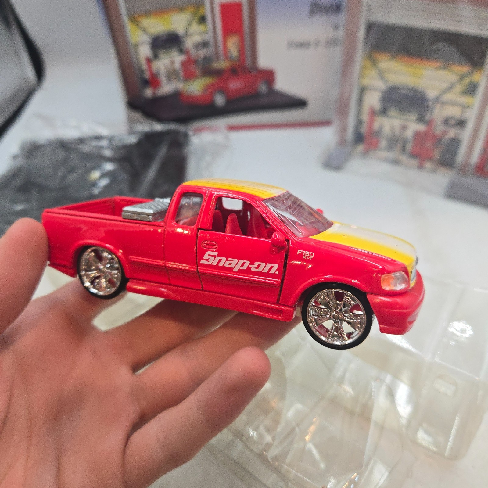 Snap-on Modern Garage Diorama Ford F-150 Super Cab