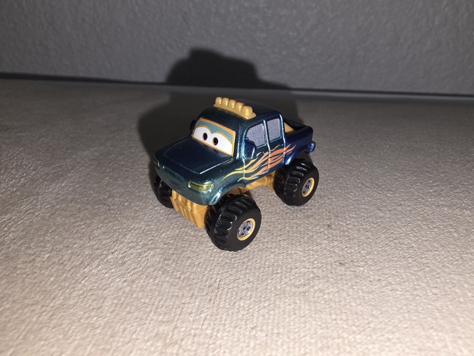 Disney Pixar Cars Mini Racers – Ivy On the Road Diecast Metal