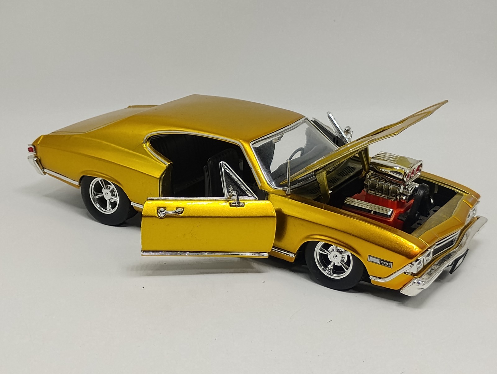 SunnySide 1:24 Scale Gold 1968 Chevy Chevelle SS 396 HARD TO FIND