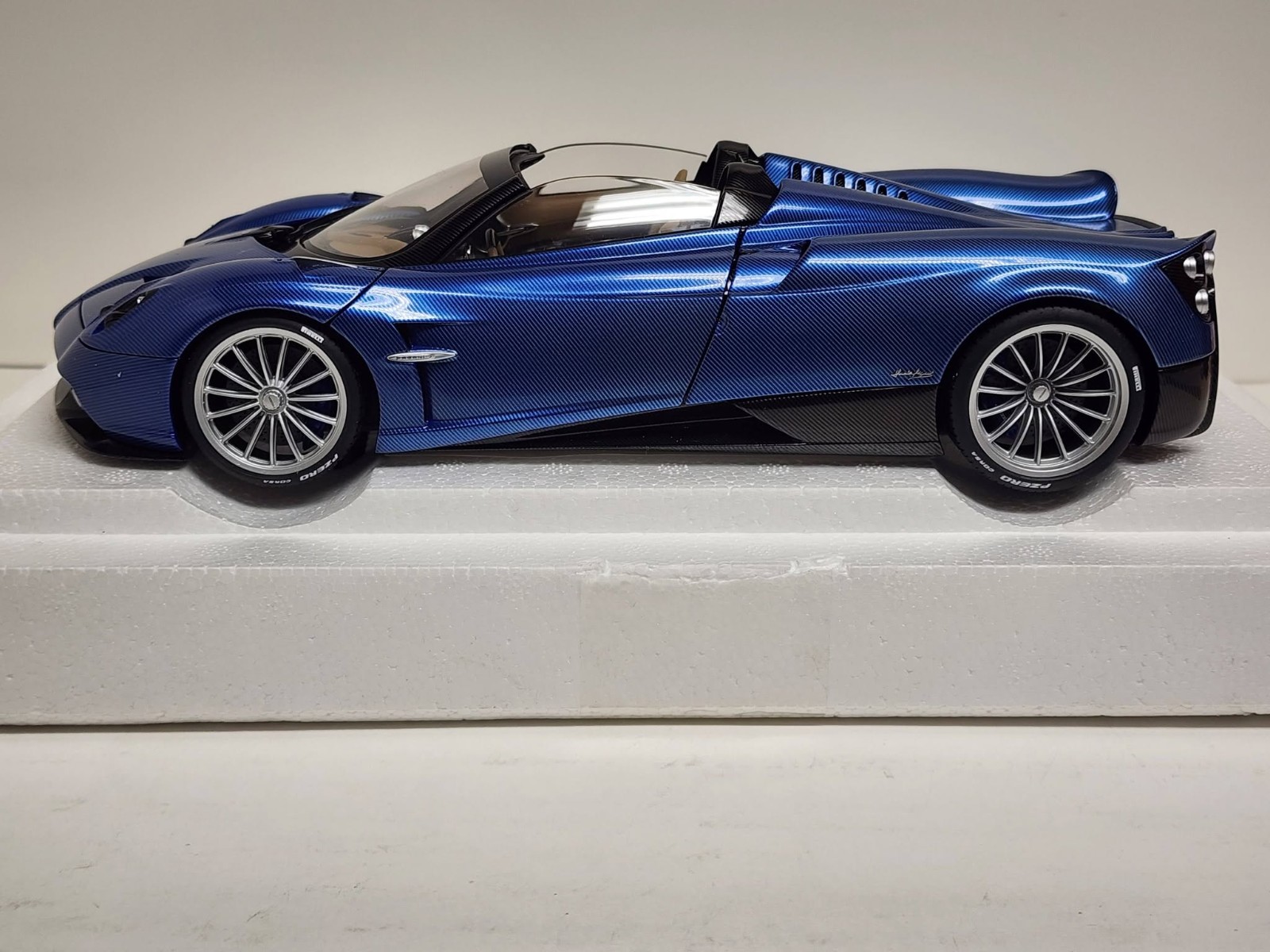 AUTOart 1:18 diecast car – Pagani Huayra Roadster (BLU Tricolore Carbon Fiber).