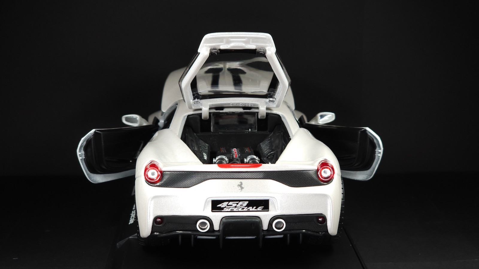 458 Speciale 1:18 Maisto Exclusive Style Special Edition – White