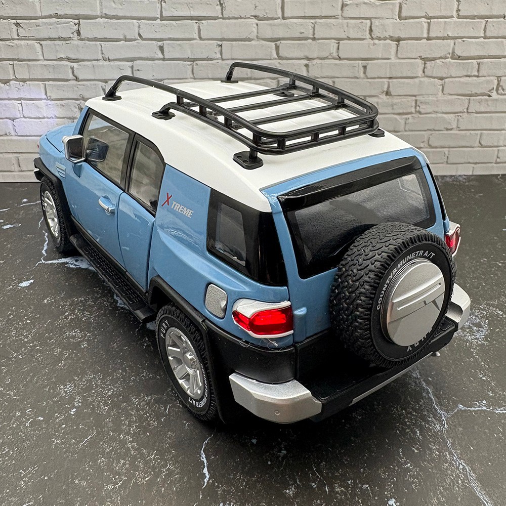 2007/2014 TOYOTA FJ Cruiser 1:24 Diecast – Officially Licensed – Blue With Box