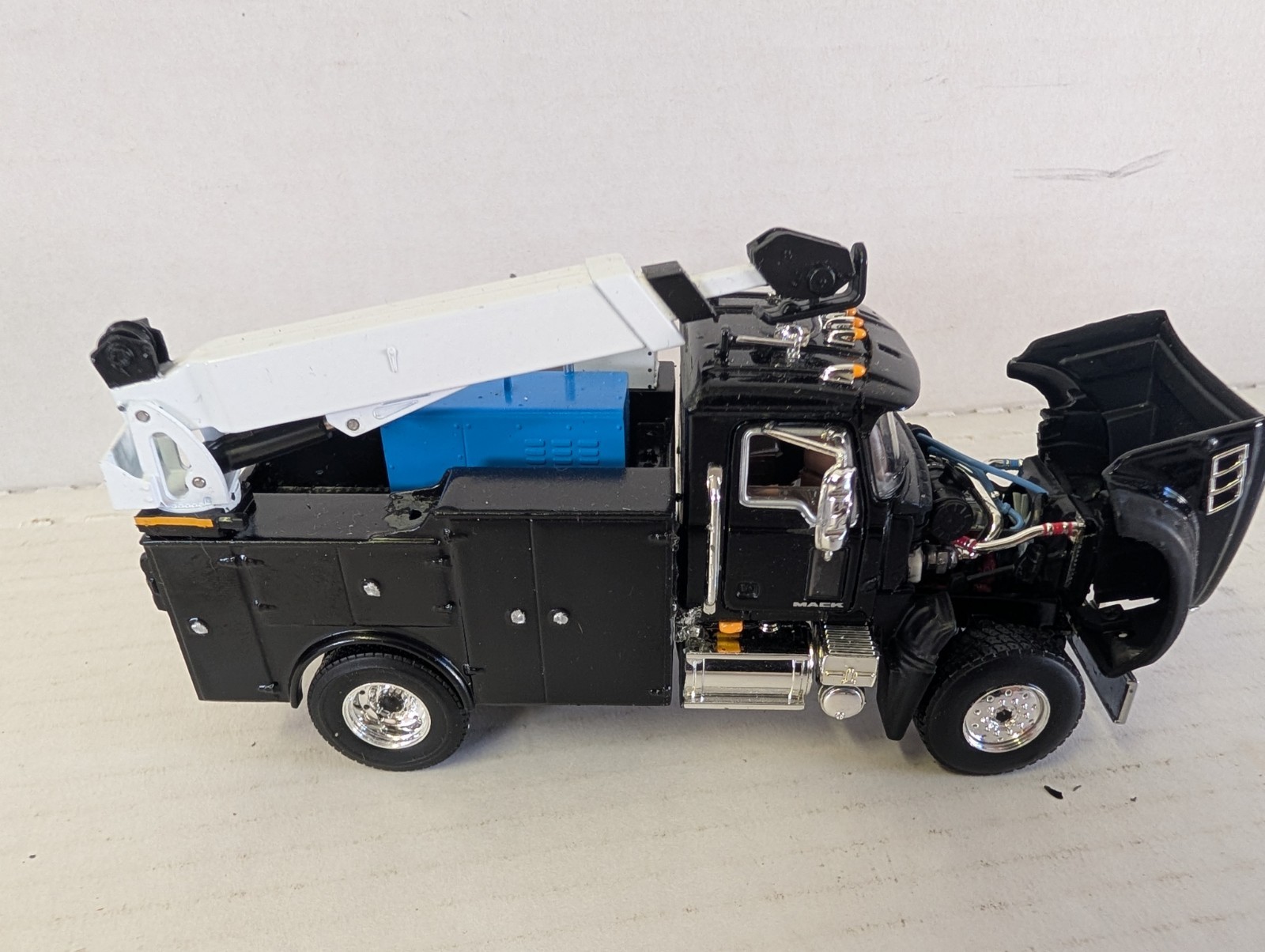 1:53 Scale Mack Service Truck Project – Unassembled Utility Body